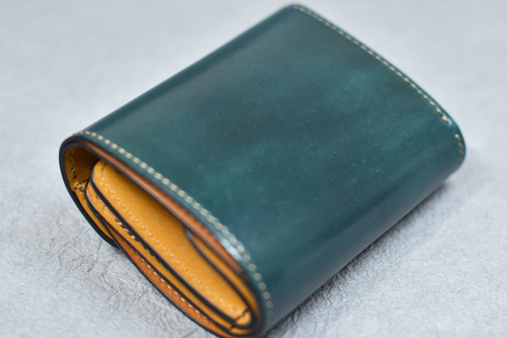 ワイルドスワンズ タング シェルコードバン グリーン - 折り財布